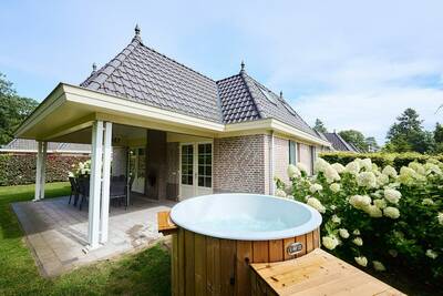 Villa de IJsvogel Jacuzzi | 8 Pers.