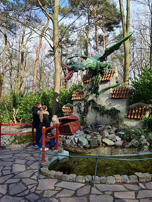 Kinderen bij de draak in het Sprookjesbos in de Efteling