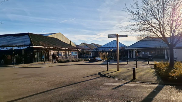 Centrumgebouw van Landal Aelderholt met de receptie en Parkshop
