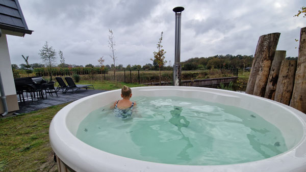 Meisje in een hottub op Landal De Strabrechtse Vennen