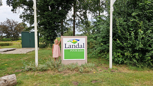 Meisje bij het bord van Landal PUUR Exloo