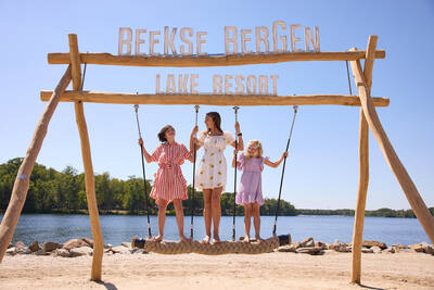 Kinderen op een speeltoestel in een speeltuin op Lake Resort Beekse Bergen