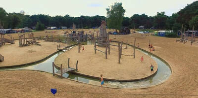 Het supergrote "Giga Konijnenveld" buitenspeeltuin van vakantiepark Beerze Bulten