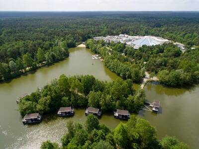 Luchtfoto van het parkmeer met woonboten van Center Parcs Bispinger Heide