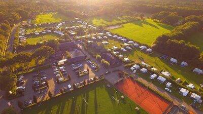 Luchtfoto van caravans op Recreatiepark De Boshoek en de bossen van de Veluwe