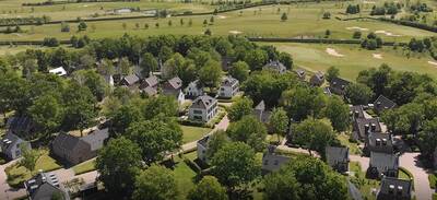 Luchtfoto van vakantiepark Dormio Resort Maastricht en de heuvels van Zuid-Limburg