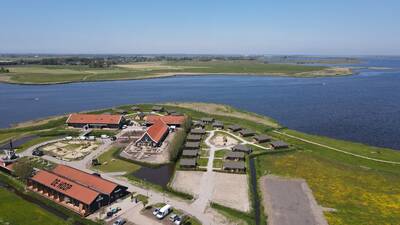 Luchtfoto van vakantiepark Dutchen Erfgoedpark de Hoop en het Uitgeestermeer
