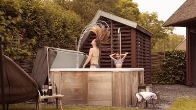 Kinderen spelen in de whirlpool bij een vakantievilla op vakantiepark Dutchen Park Duynvoet