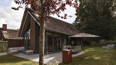 Luxe vakantiehuis met rieten dak op vakantiepark Dutchen Villapark Mooi Schoorl