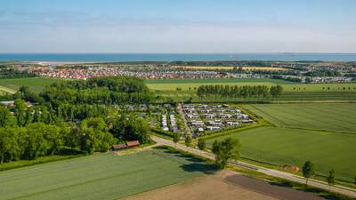 Luchtfoto van het kleinschalige vakantiepark EuroParcs Bad MeerSee