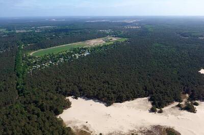 Luchtfoto van vakantiepark Europarcs EuroParcs De Wije Werelt in de Veluwse bossen