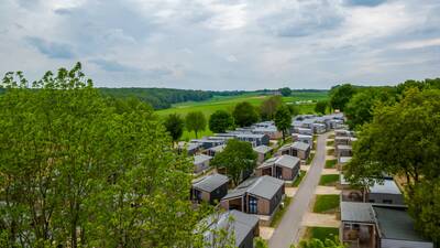 Luchtfoto van chalets op vakantiepark EuroParcs Gulperberg in Zuid-Limburg