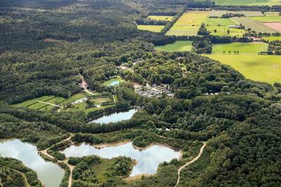 Luchtfoto van vakantiepark EuroParcs Maasduinen