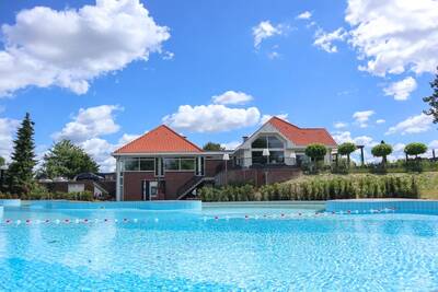 Het buitenbad van vakantiepark EuroParcs Marina Strandbad