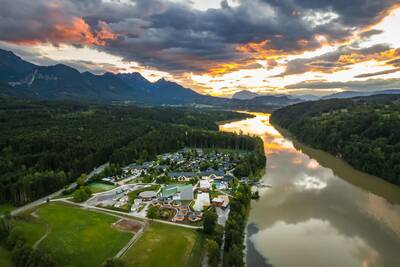 Luchtfoto van vakantiepark EuroParcs Rosental en de Feistritzer Stausee