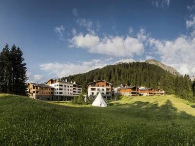 Uitzicht vanaf een berg in Zwitserland op Landal Alpine Lodge Lenzerheide