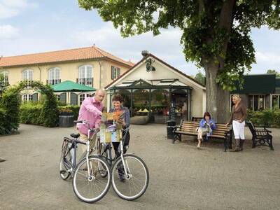 Stel stippelt een fietsroute uit op vakantiepark Landal Duc de Brabant