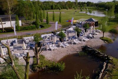 Recreatie strand met ligbedden op vakantiepark Landal Klein Oisterwijk