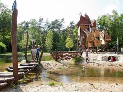Mooie speeltuin met klimtoestellen en water op vakantiepark Landal Miggelenberg