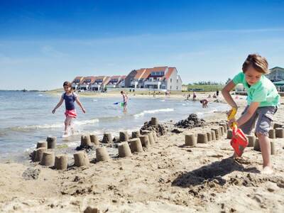 Kinderen spelen op het strand bij vakantiepark Landal Port Greve
