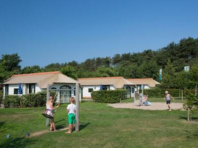 Speeltuin tussen de vakantiehuizen op vakantiepark Landal Schuttersbos