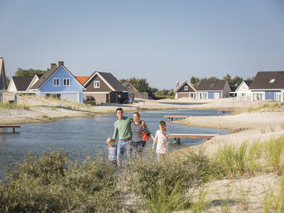 Vakantiehuizen aan een waterpartij met steigers op vakantiepark Landal Strand Resort Ouddorp Duin