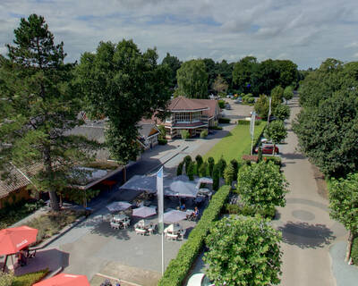 Luchtfoto van vakantiepark Landgoed De IJsvogel op de Veluwe