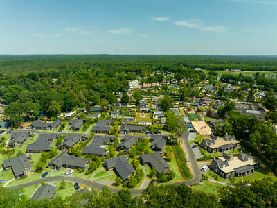 Luchtfoto van vakantiehuizen op vakantiepark Landgoed De IJsvogel