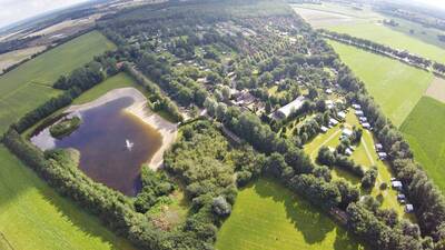 Luchtfoto van vakantiepark Molecaten het Landschap met het recreatiemeer