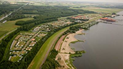 Luchtfoto van vakantiepark Molecaten Park Flevostrand pal aan het Veluwemeer