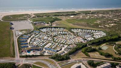 Luchtfoto van vakantiepark Molecaten Park Noordduinen bij Katwijk aan Zee