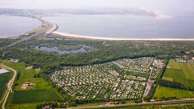 Luchtfoto van vakantiepark Molecaten Park Rondeweibos en het Noordzeestrand bij Rockanje