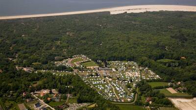 Luchtfoto van vakantiepark Molecaten Waterbos met op de achtergrond het Noordzeestrand