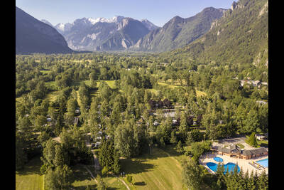 Luchtfoto van vakantiepark RCN Belledonne, bergen en bossen