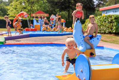 Kinderen in het peuterbad van vakantiepark RCN De Noordster