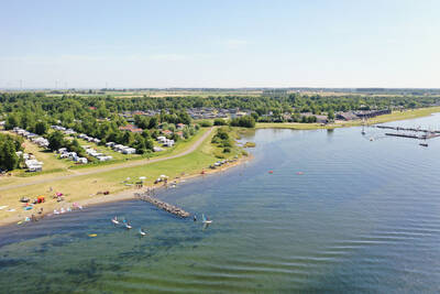 Luchtfoto van vakantiepark RCN de Schotsman en het Veerse Meer