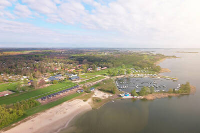 Luchtfoto van vakantiepark RCN Zeewolde en de jachthaven aan het Veluwemeer