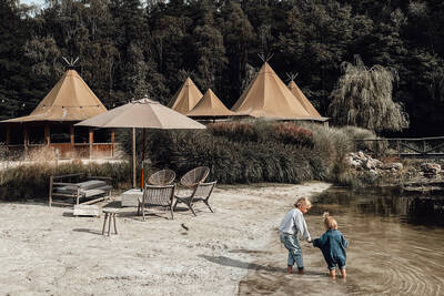 Kinderen spelen op het strand van de Cosy Beach op Recreatiedomein Warredal