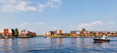 Sloep vaart op de Meinesleat bij vakantiepark Recreatiepark Tusken de Marren