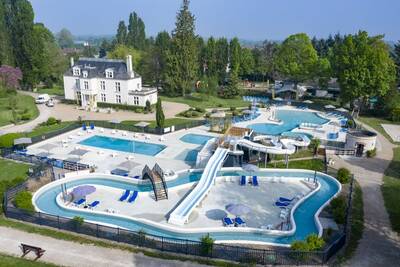 Diverse buitenbaden en glijbanen in het zwemparadijs van vakantiepark Roompot Château des Marais