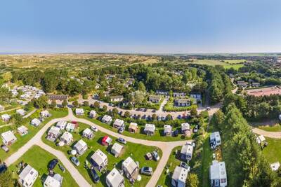 Luchtfoto van vakantiepark Roompot Kustpark Egmond aan Zee