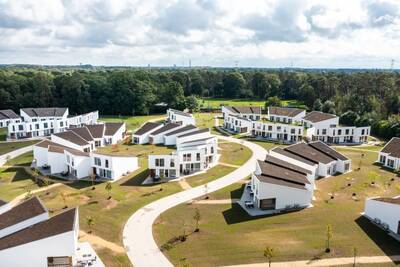 Luchtfoto van vakantiehuizen op vakantiepark Roompot Park Eksel