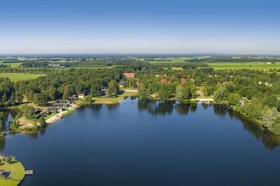 Luchtfoto van Roompot Recreatiepark de Tolplas met het meer en vakantiehuzien
