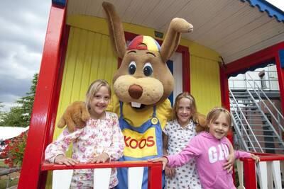 Kinderen met Koos konijn op vakantiepark Roompot Résidence Klein Vink