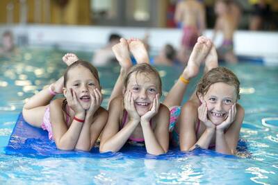 Kinderen op een vlot in het binnenbad van vakantiepark Roompot Résidence Klein Vink