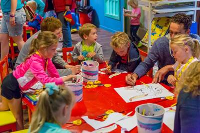 Kinderen knutselen bij de Kids Club op Roompot Vakantiepark Weerterbergen