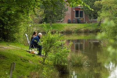 Een man en vrouw aan het vissen op Roompot Vakantiepark Weerterbergen