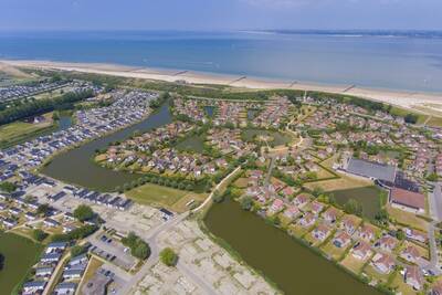 Luchtfoto van vakantiepark Roompot Zeebad en het Noordzeestrand