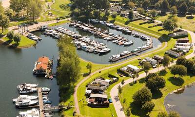 Luchtfoto van de jachthaven in het Esmeer bij vakantiepark Topparken Recreatiepark het Esmeer