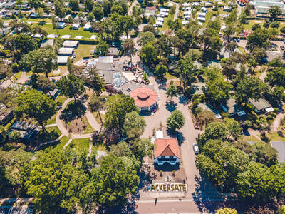 Luchtfoto van vakantiehuizen op vakantiepark Ackersate